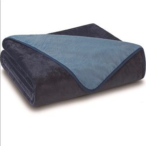 NWT All Seasons Reversible Plush Blanket, King, Navy/Light Blue